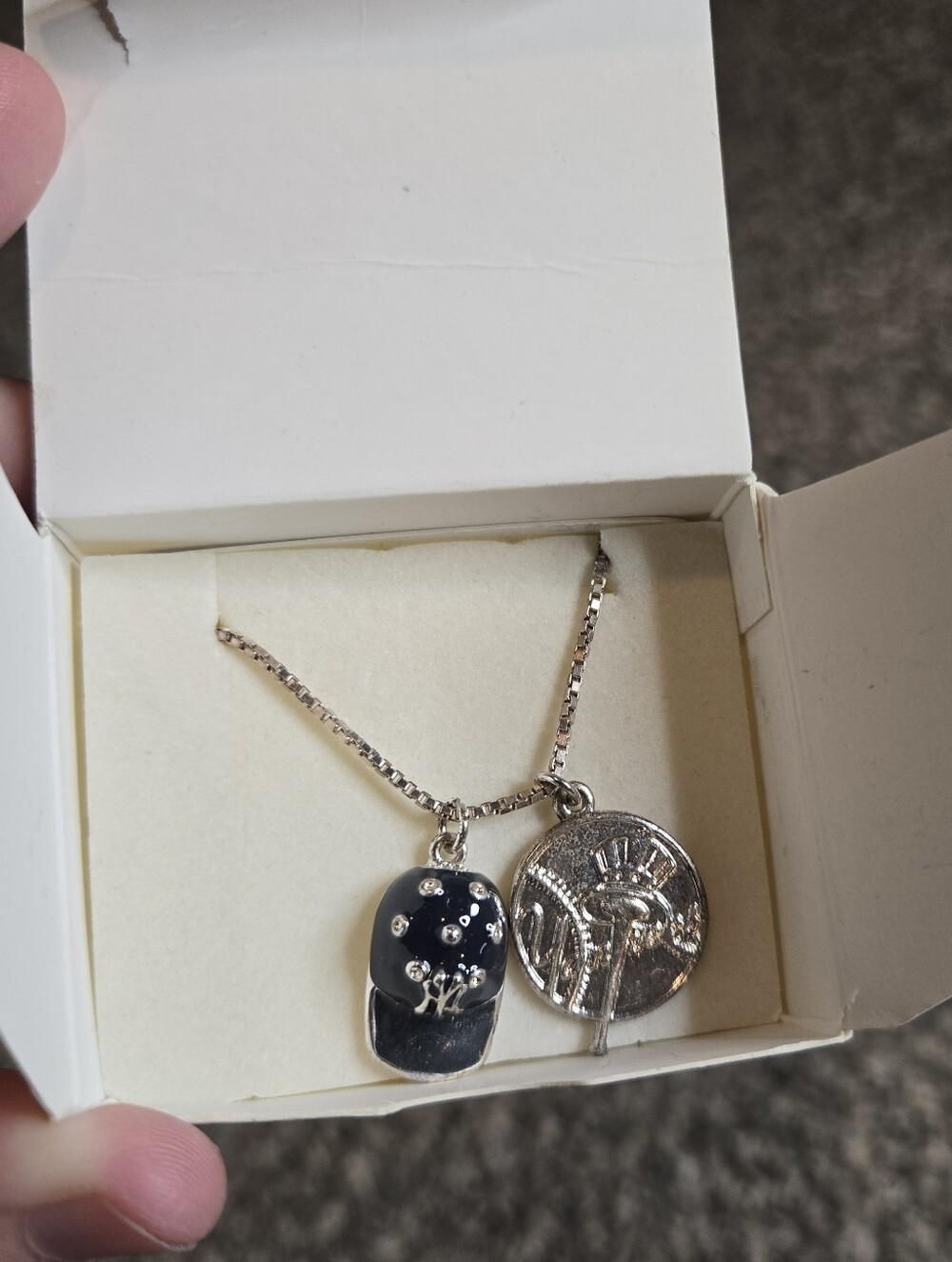 Vintage Y2K Avon New York Yankees MLB 2 Charm 16" Necklace 2007